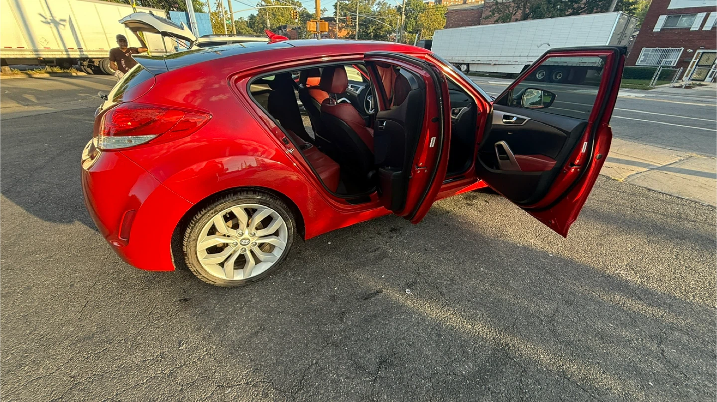 Red Hyundai Veloster 2015 - photo 4