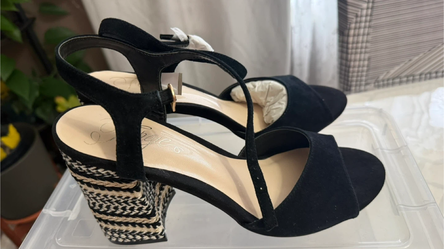 Fergie Blocked heel sandals size US 9 - photo 4