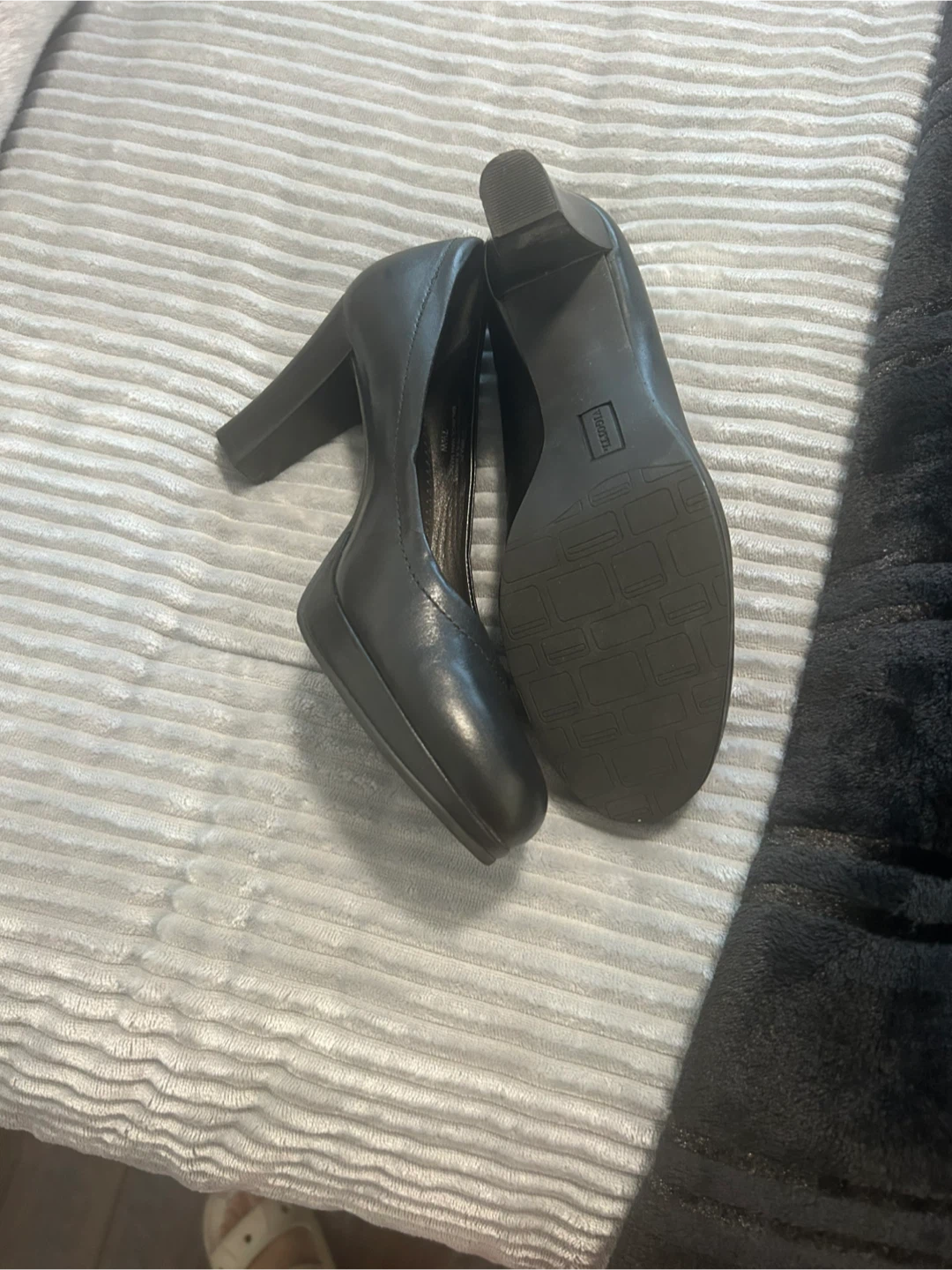 Vigotti Black Leather Heels - Size 7.5W - photo 4