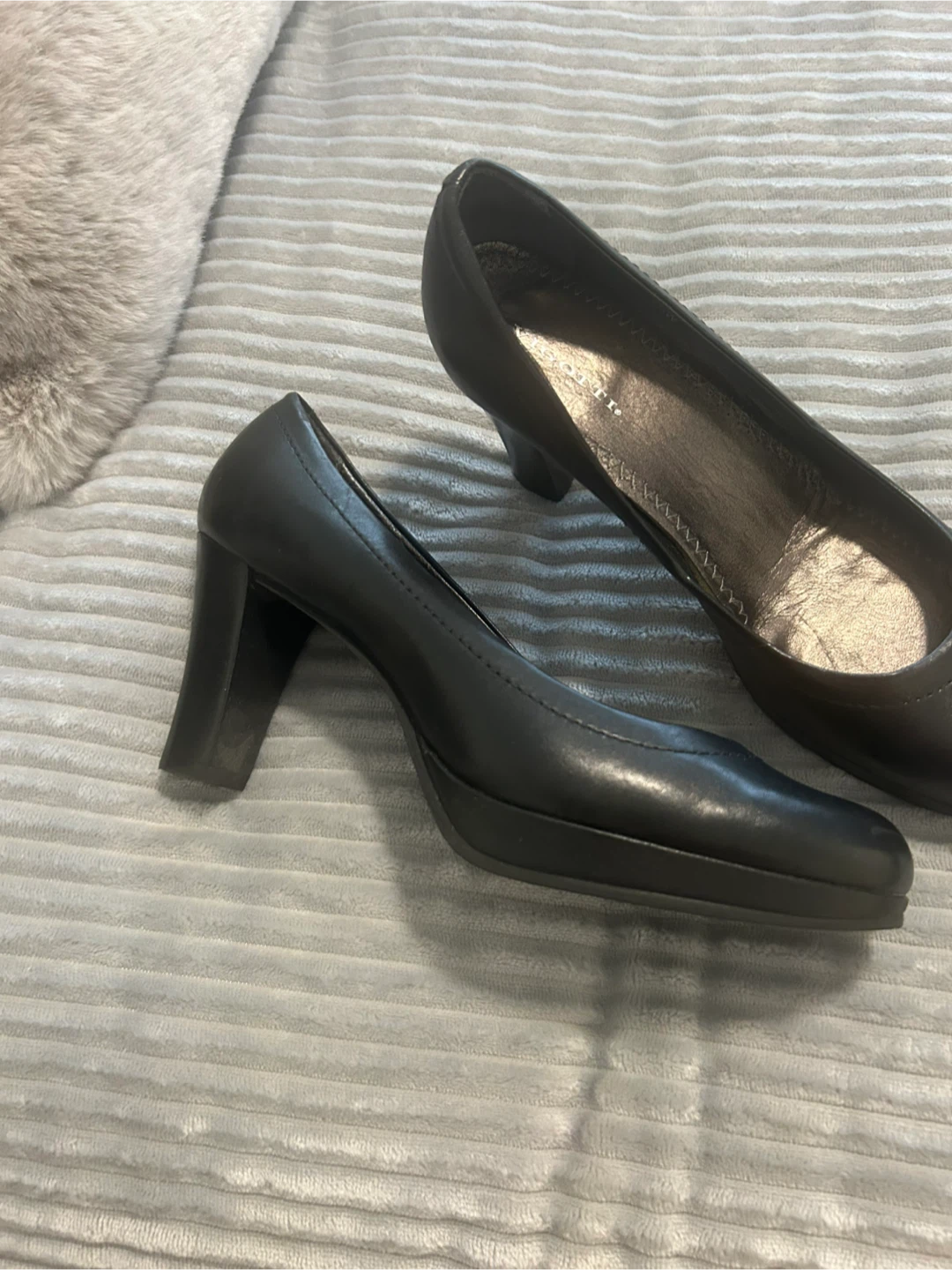 Vigotti Black Leather Heels - Size 7.5W - photo 2