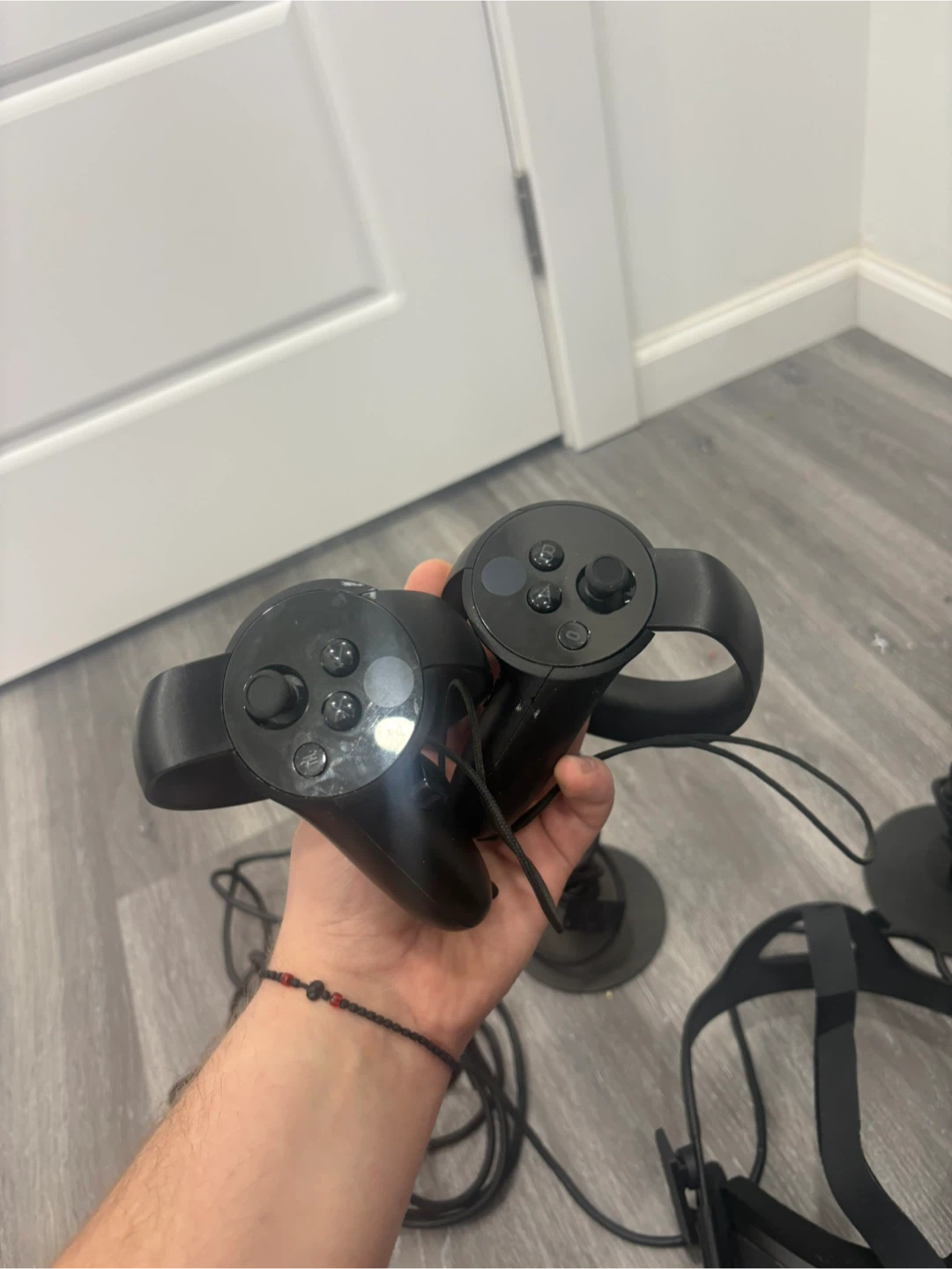 Oculus Quest 1 VR Headset with Controllers - photo 2