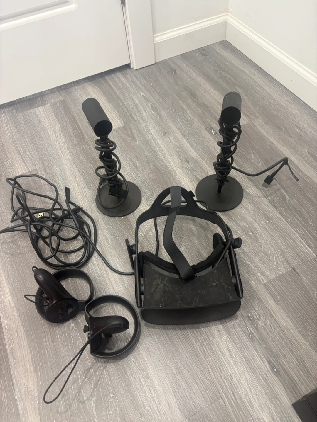 Oculus Quest 1 VR Headset with Controllers