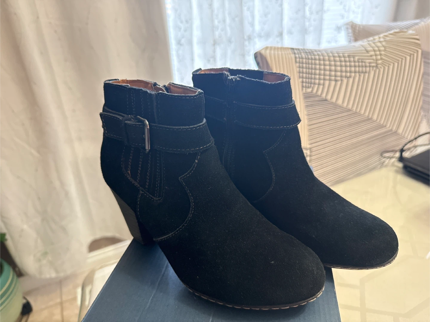 G.H. Bass & Co. Black Suede Ankle Boots - US 6.5M - photo 3