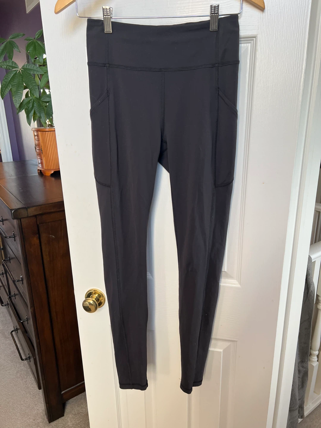 Size 6 black lulu leggings with pockets