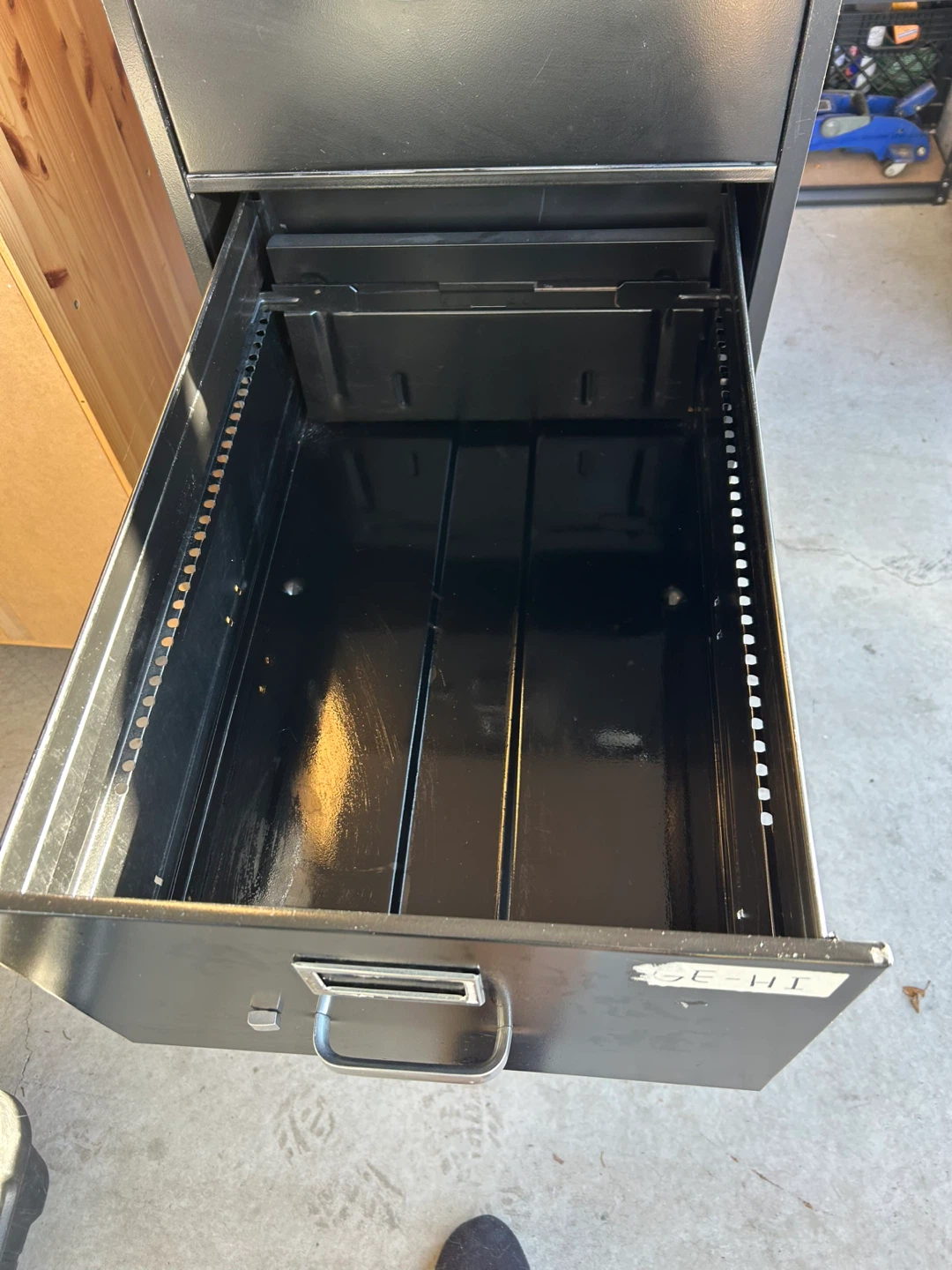 Metal filing cabinet - photo 3