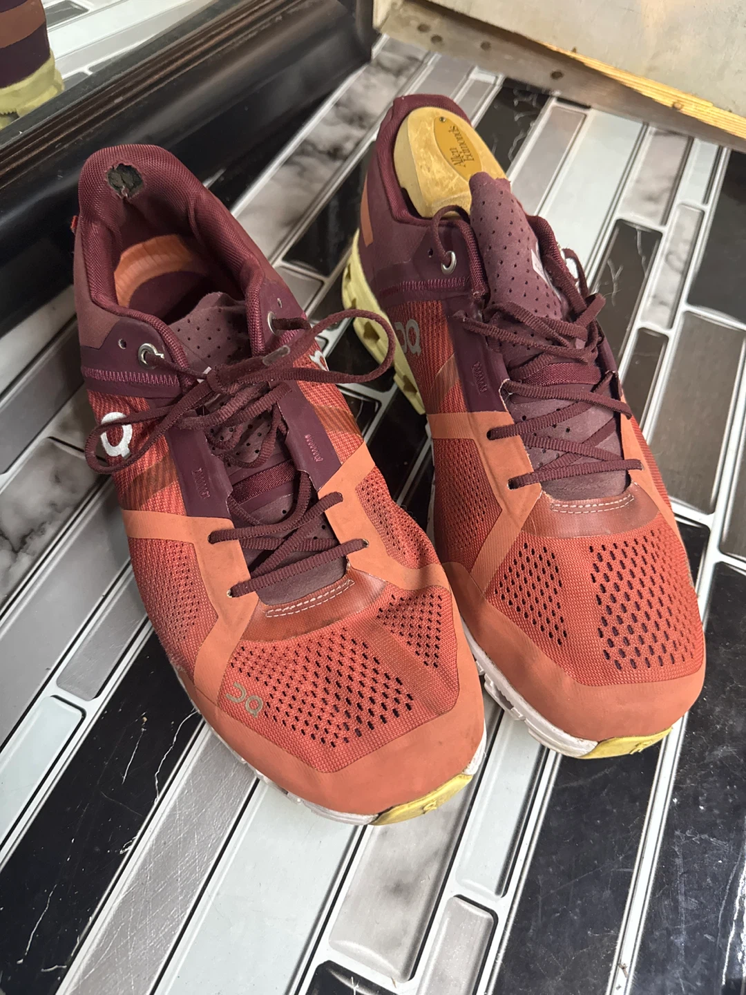 On Cloud Running Shoes - Men's 10.5 US - photo 2