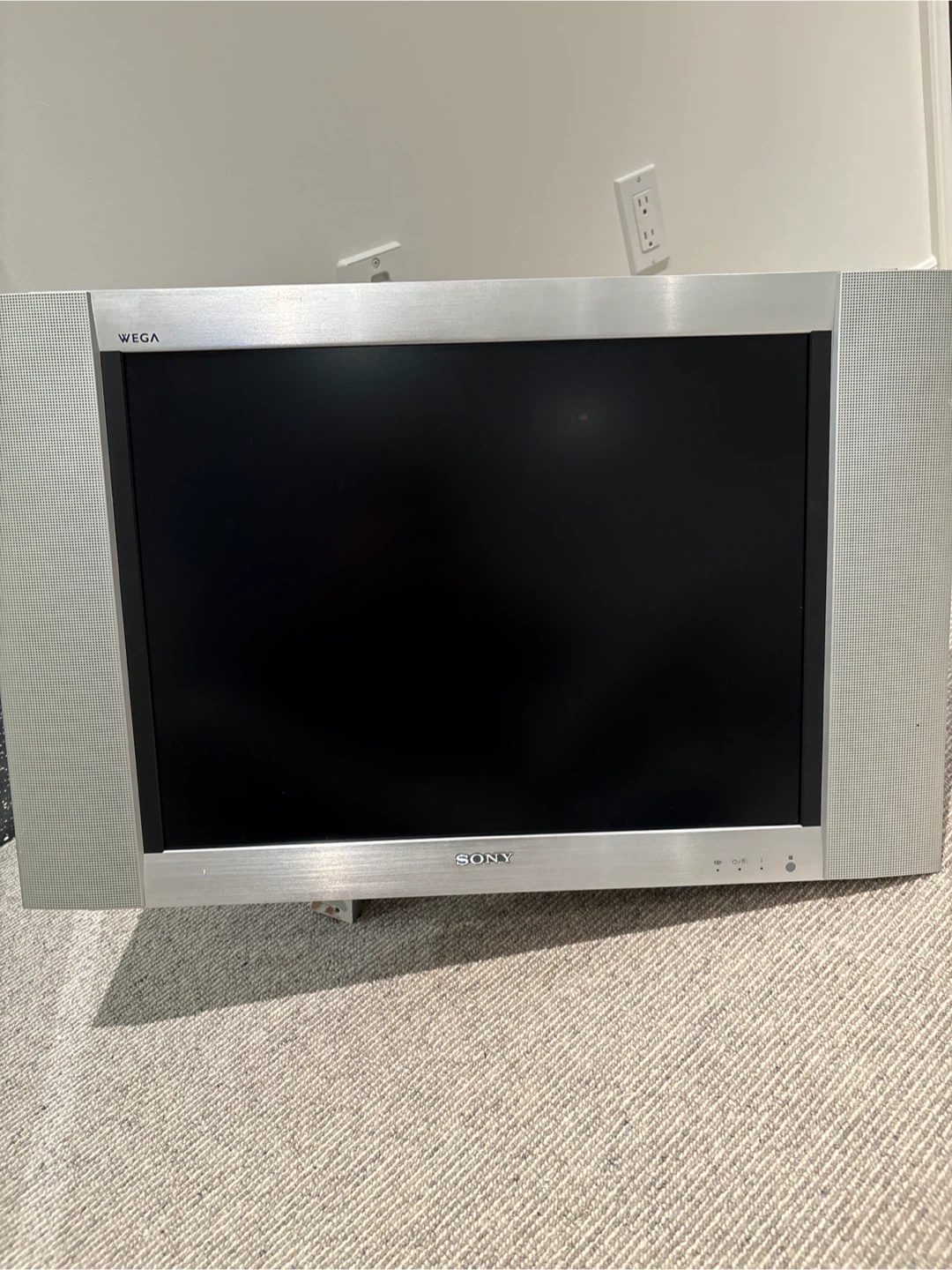 Sony WEGA TV with tv wall mount