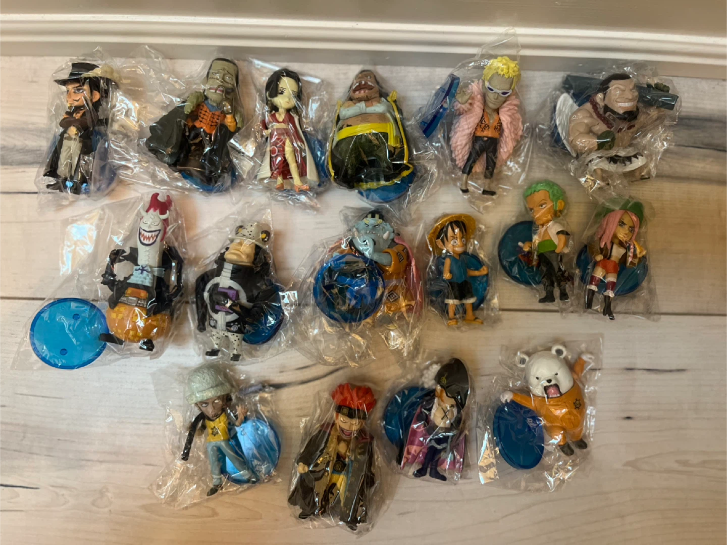 One Piece World Collectible Figures - Set of 16 - photo 4