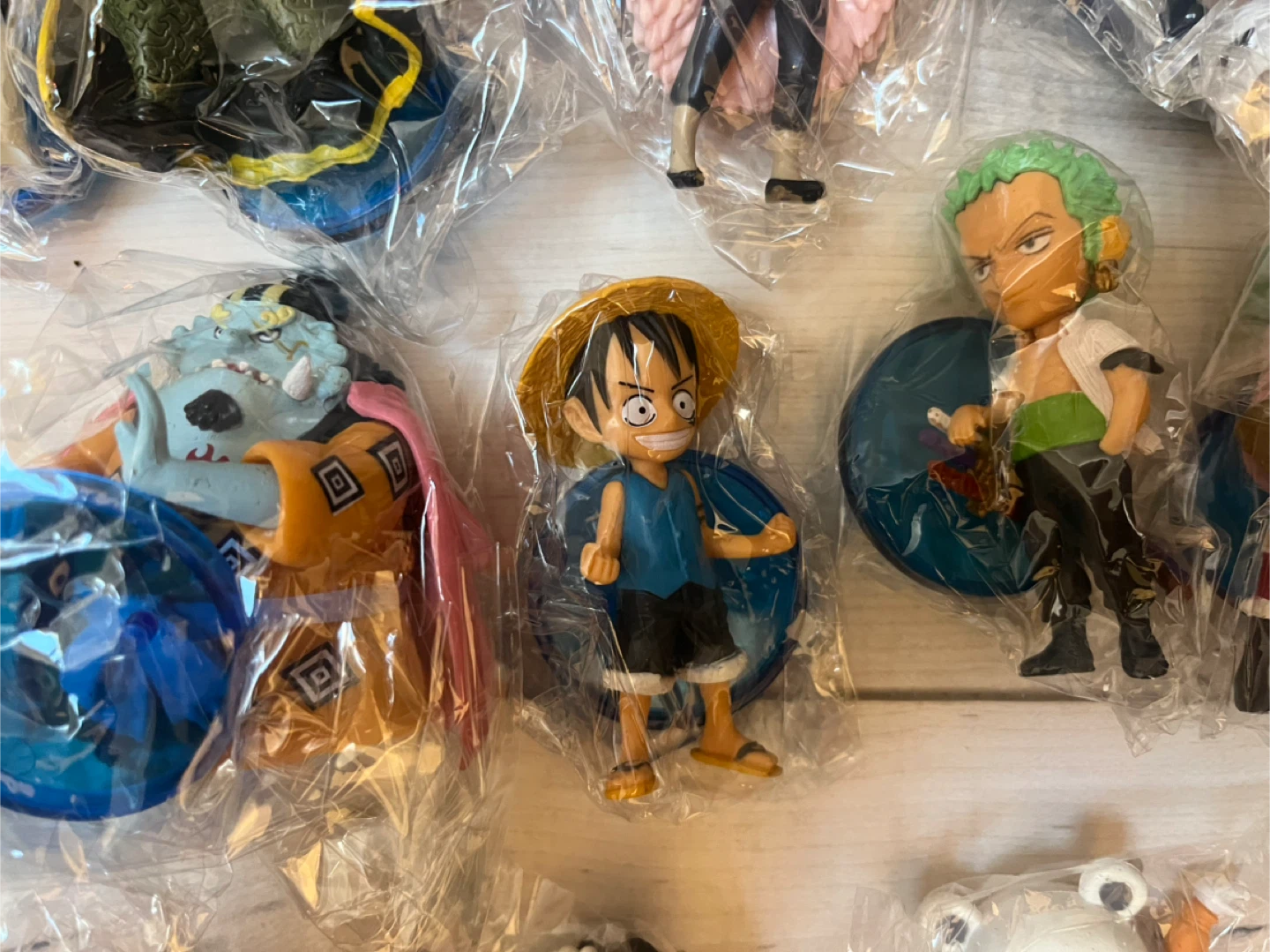 One Piece World Collectible Figures - Set of 16 - photo 3