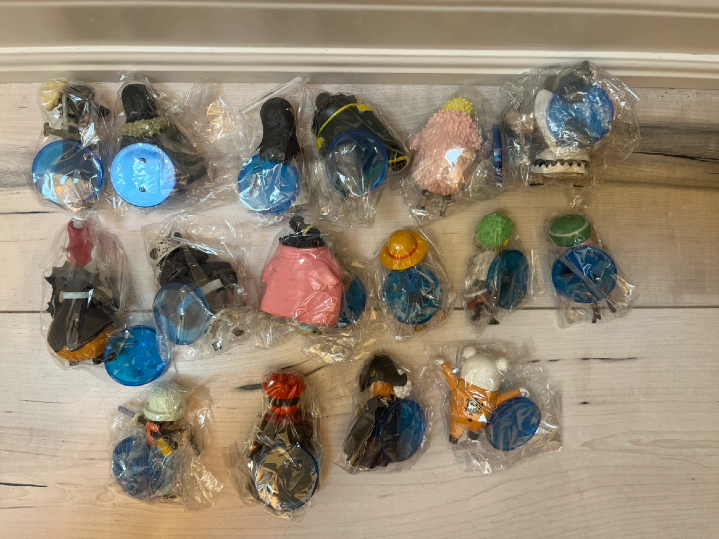 One Piece World Collectible Figures - Set of 16 - photo 2