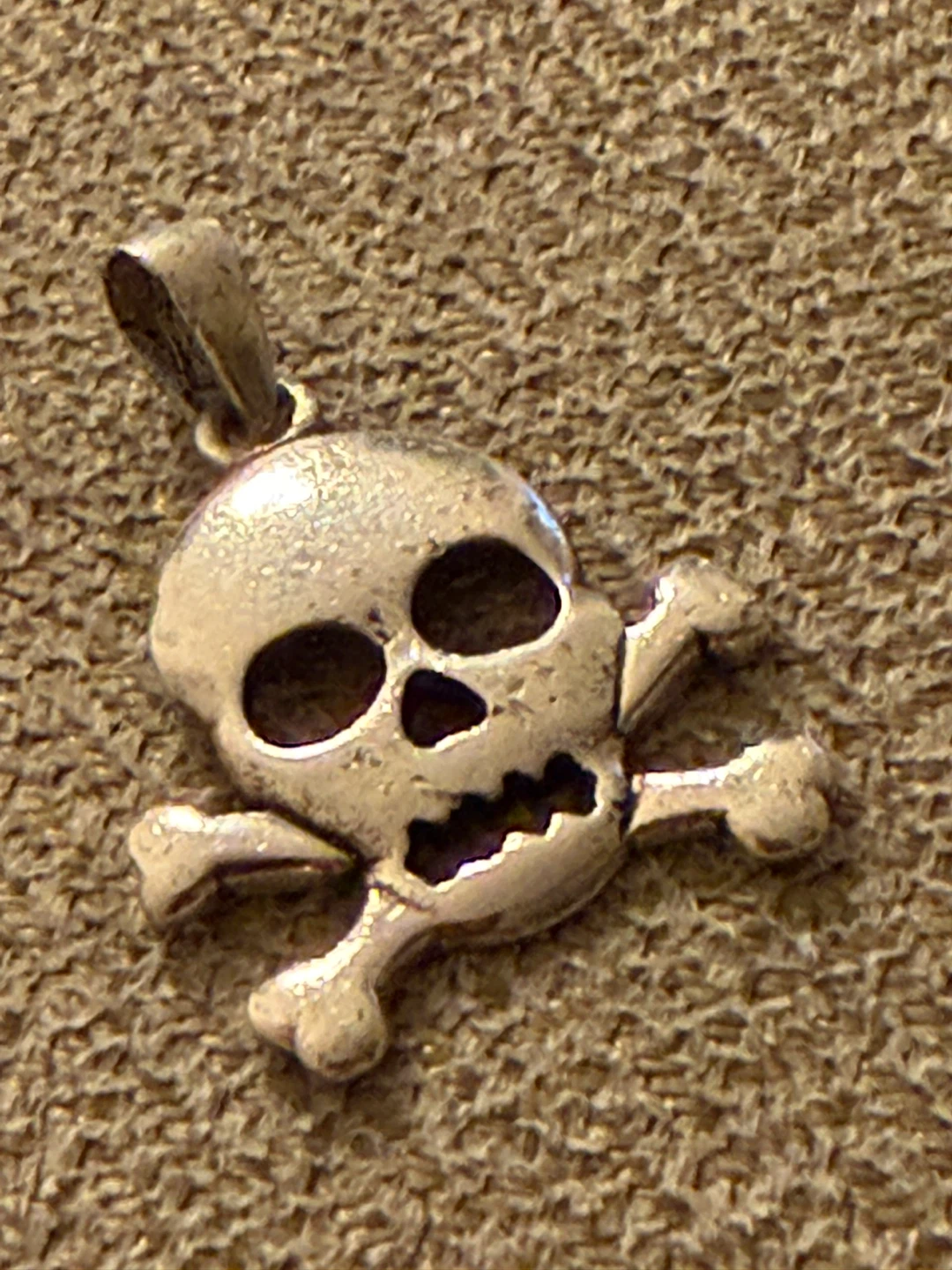 Sterling Silver Skull & Crossbones Pendant 🥕