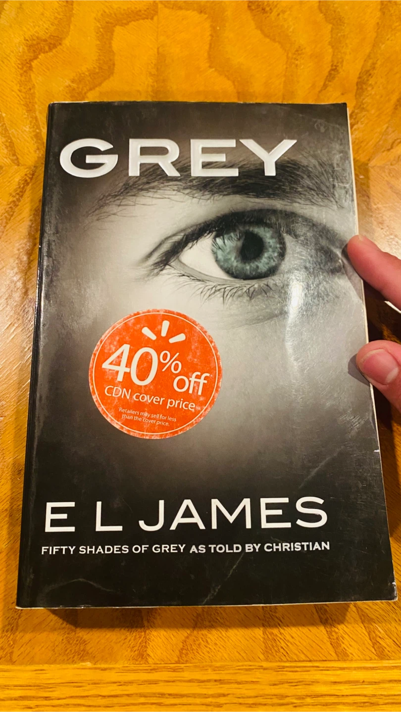 Lot of Paperback Books: Grey, Maze Runner, More!