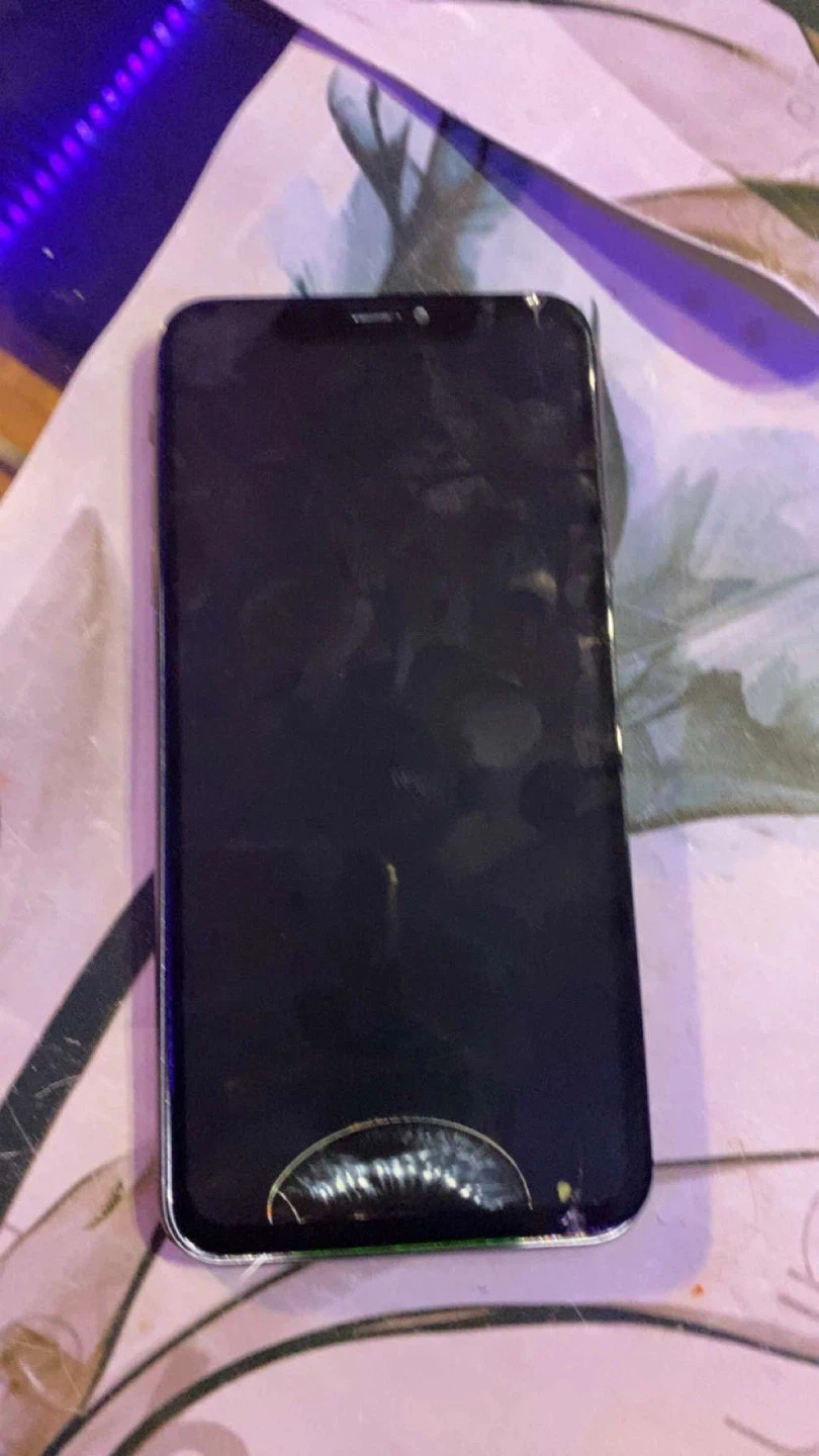 iPhone with cracked screen - photo 2