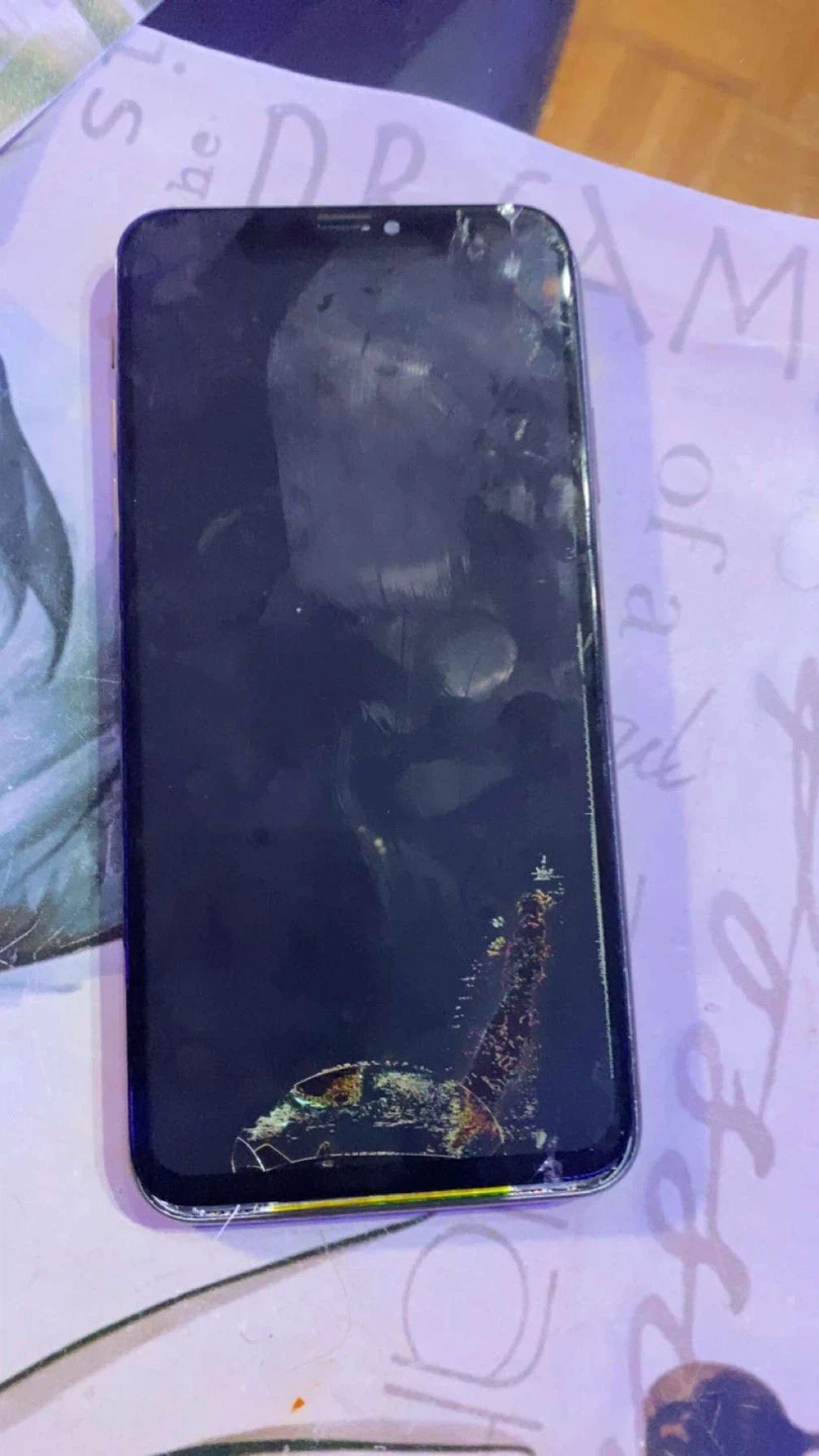iPhone with cracked screen - photo 3