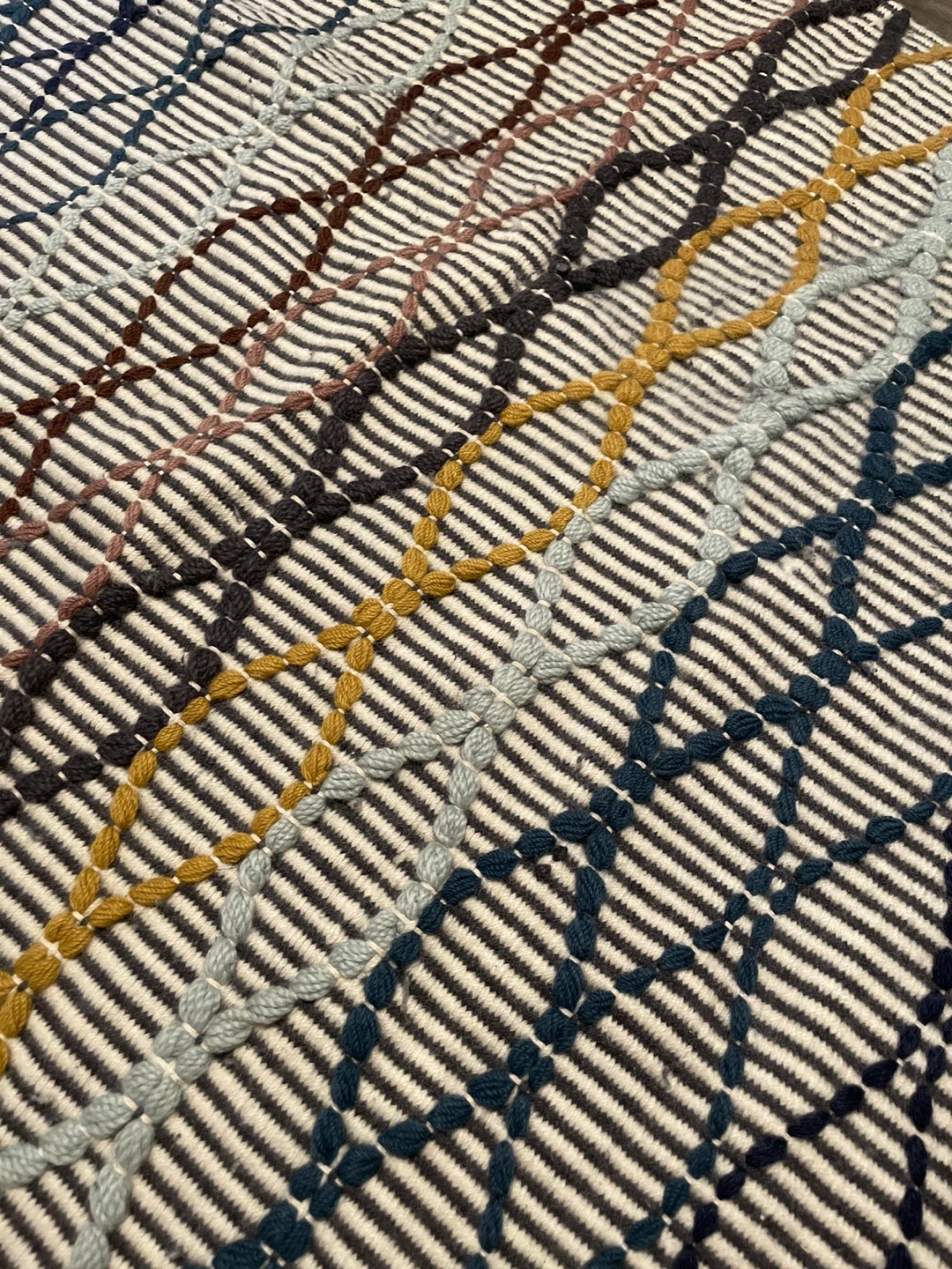 Hand-woven Patterned Wool Rug - photo 3