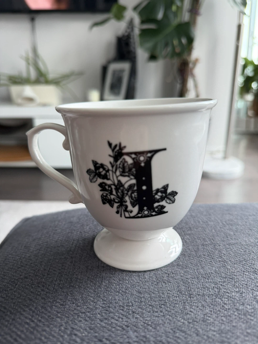 EXCELLENT CONDITION Initial 'I' White Decorative Mug