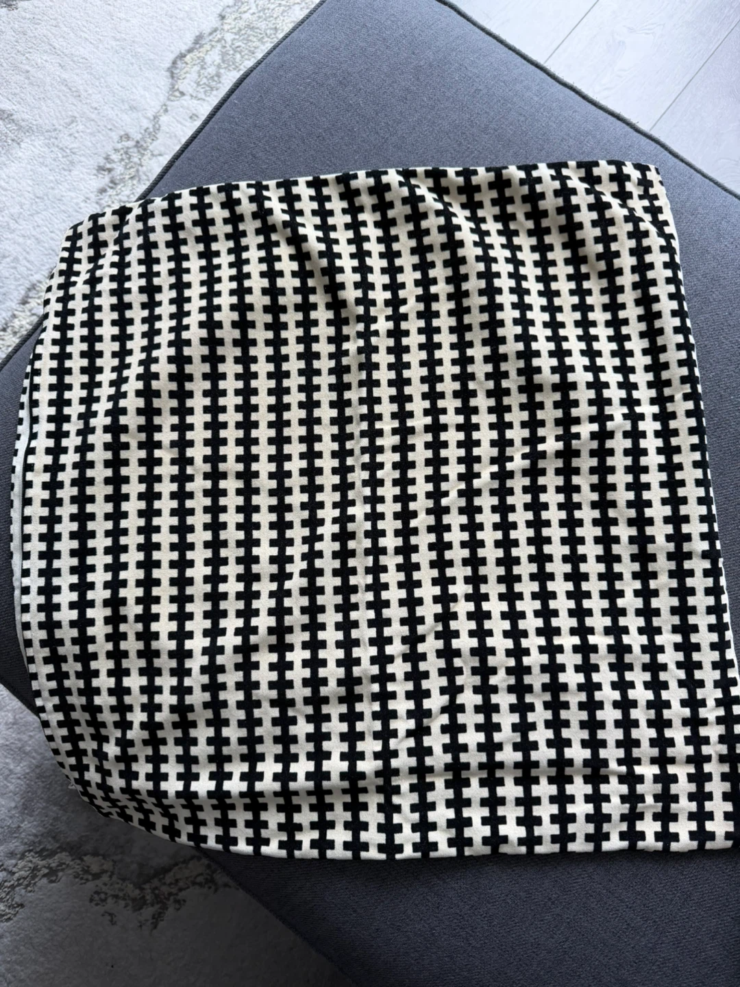 GREAT CONDITION Black & White Patterned Throw Pillow Cover - photo 2