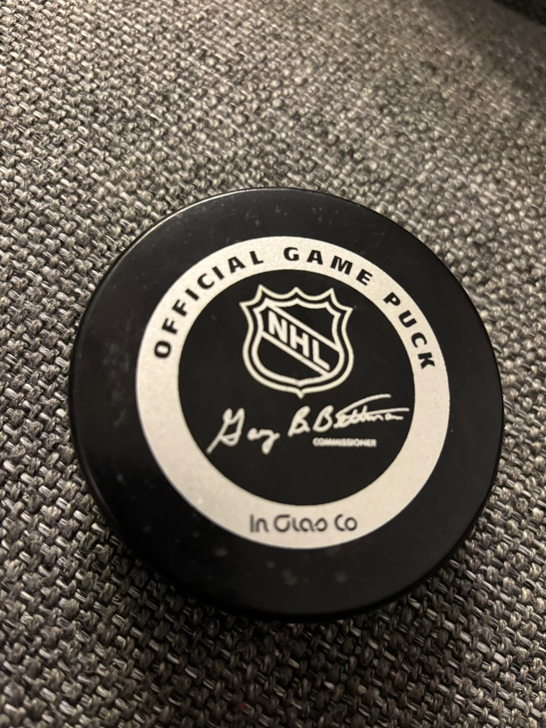 Official Canucks game puck (early 2000s) - photo 2