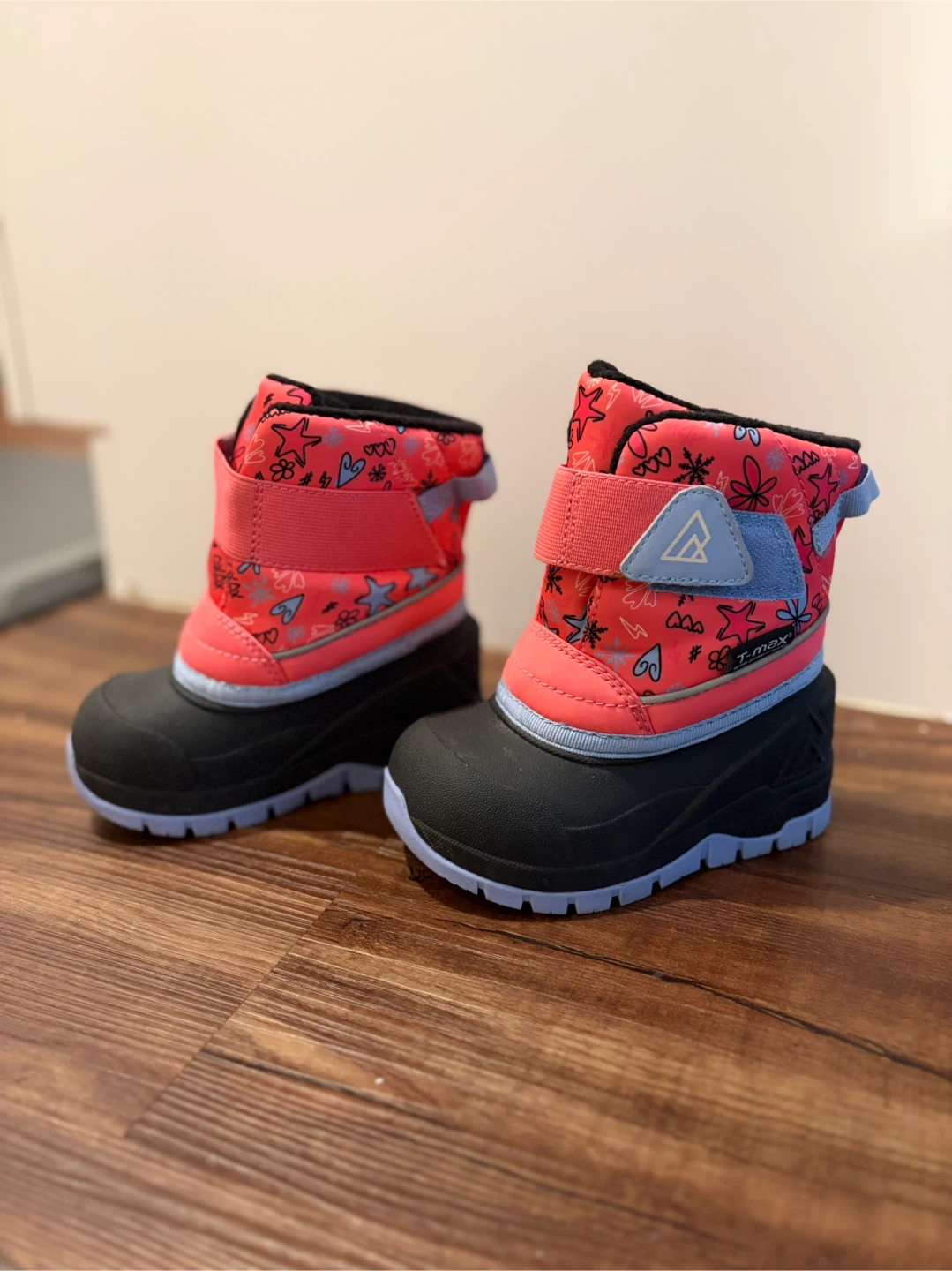 Brand new Toddler 8 snow boots 🥕