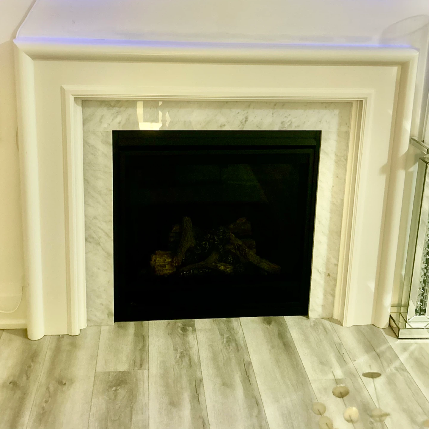 Fireplace Mantel with Marble Tiles - photo 4