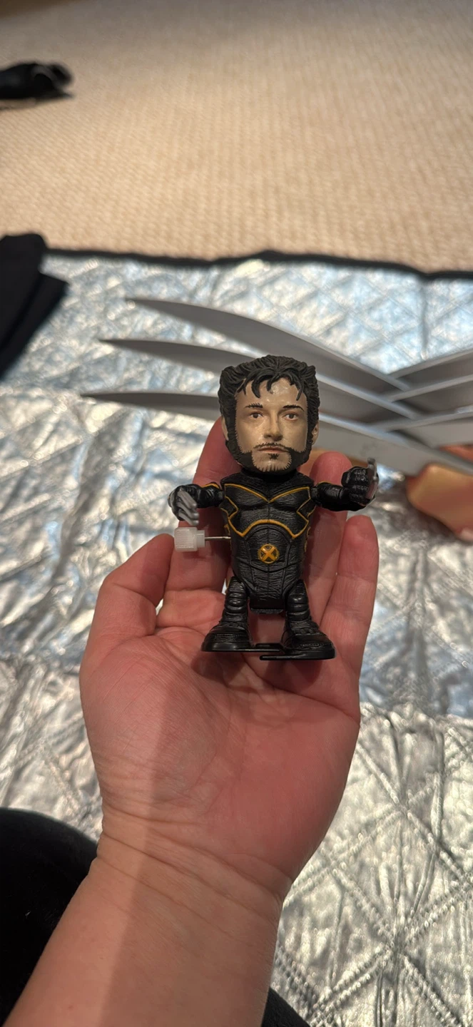 Marvel Wolverine T-Shirts & Figure - photo 5