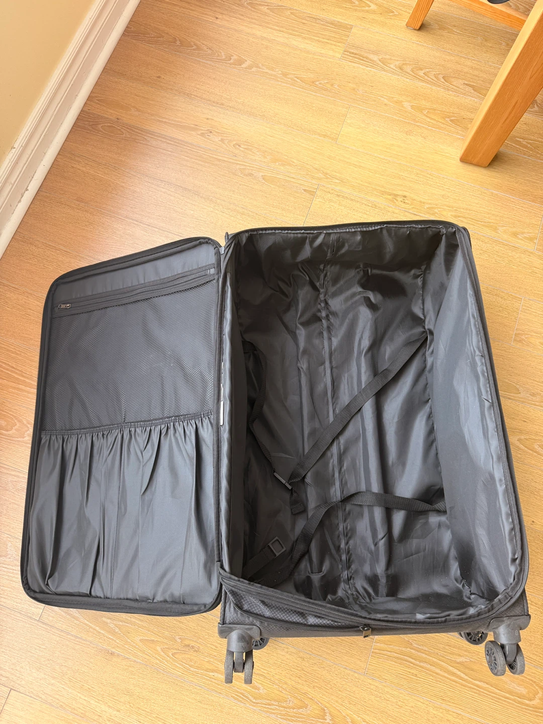 30-inch Lightweight Suitcase - photo 3