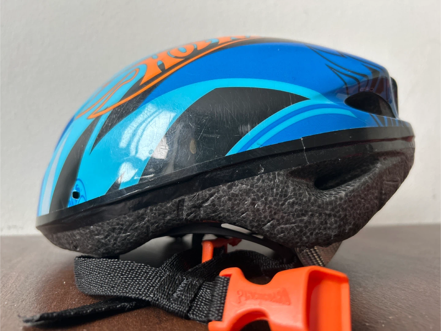 Hot Wheels Kids Helmet - Great Condition! - photo 4
