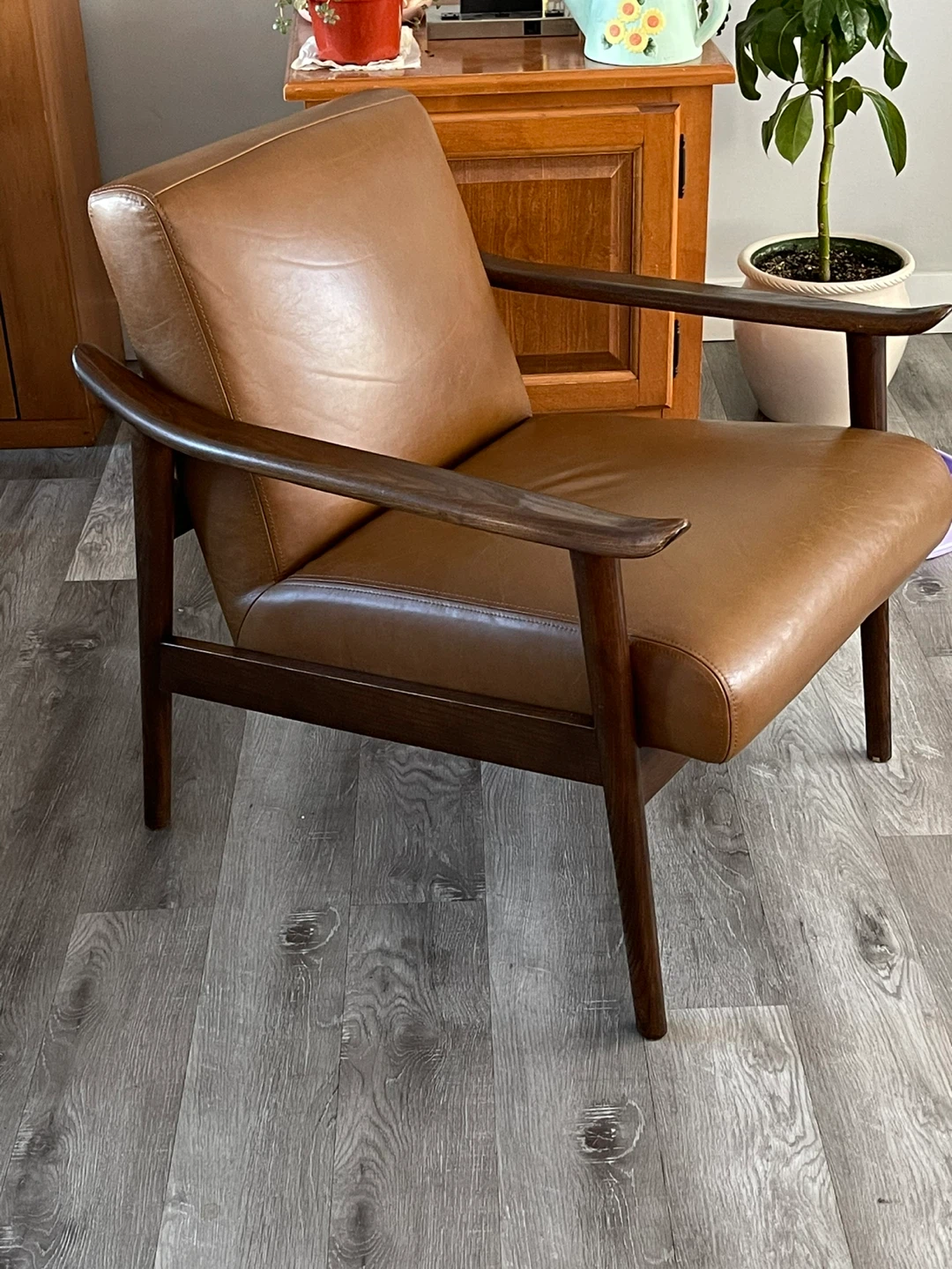 MCM 100%  Leather & Teak  Beautiful Chair - photo 4