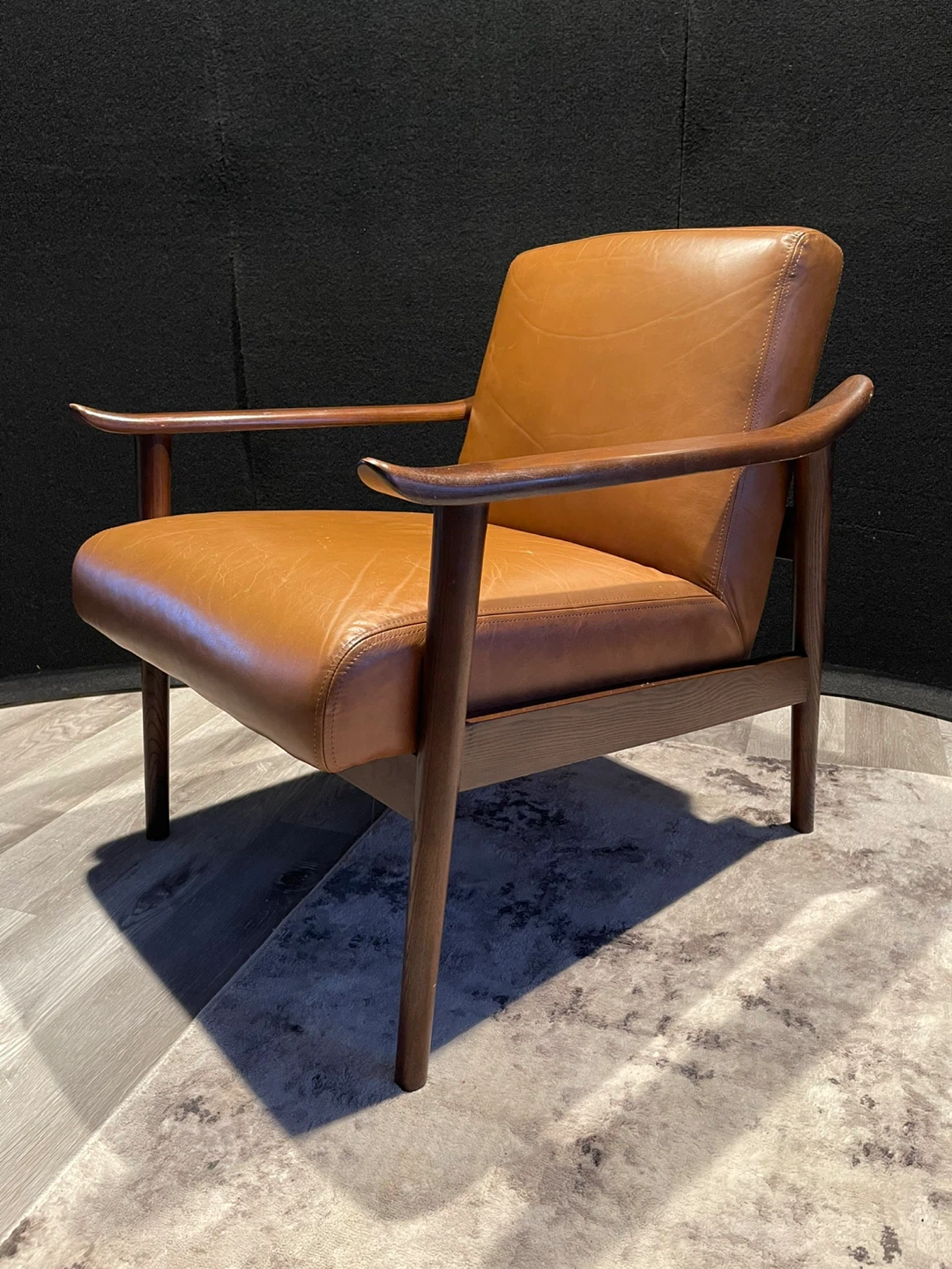 MCM 100%  Leather & Teak  Beautiful Chair - photo 2