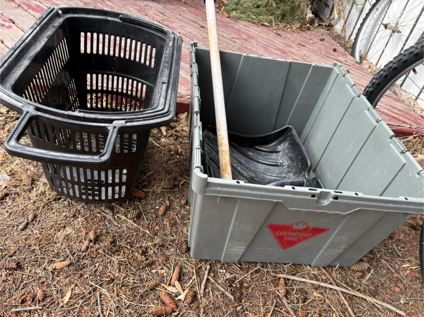Canadian Tire Storage Tote & Basket - photo 2