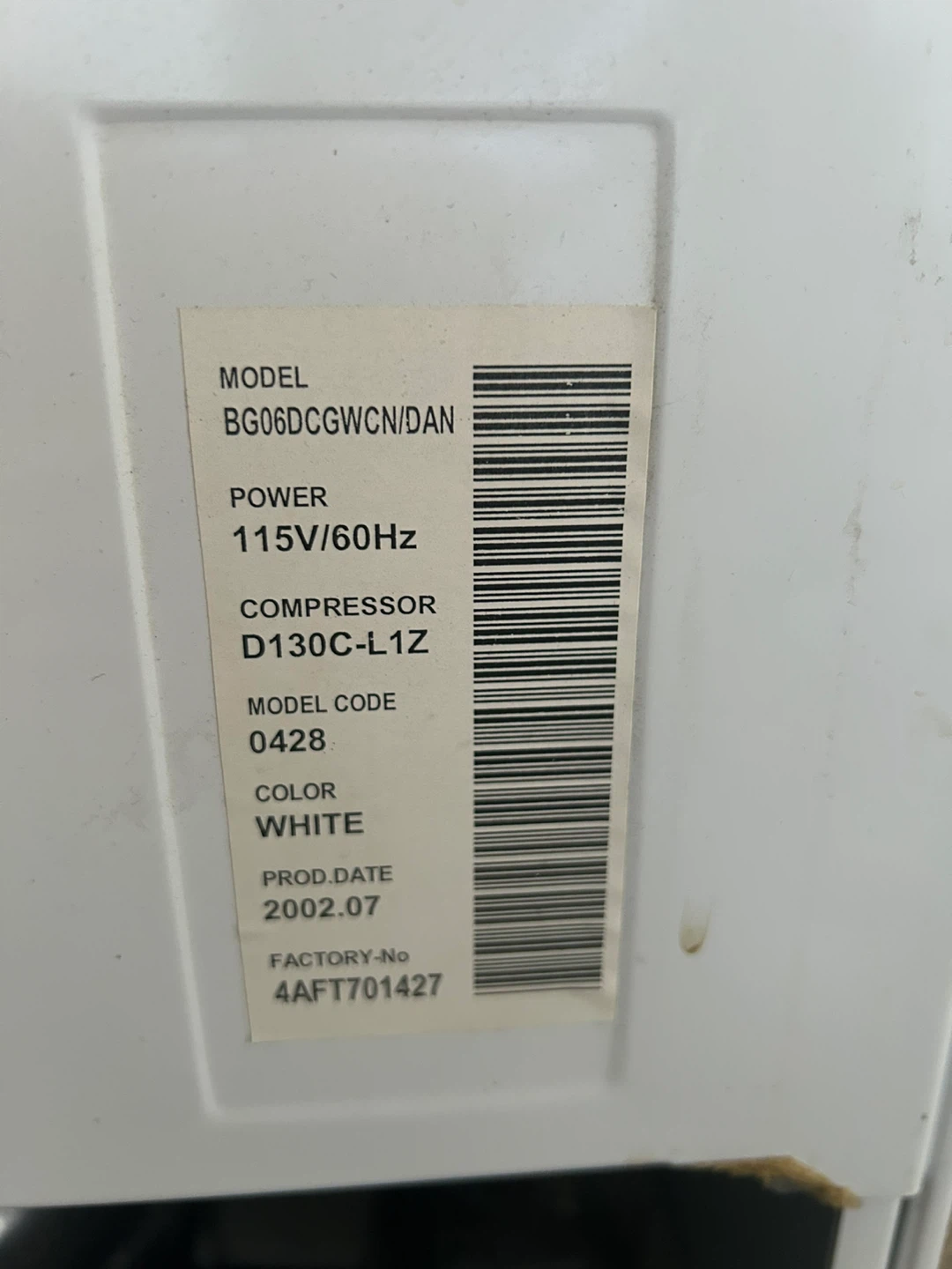 Diplomat DCR017W White Mini Refrigerator - photo 3