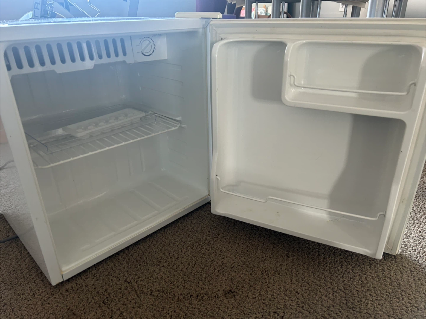 Diplomat DCR017W White Mini Refrigerator - photo 2