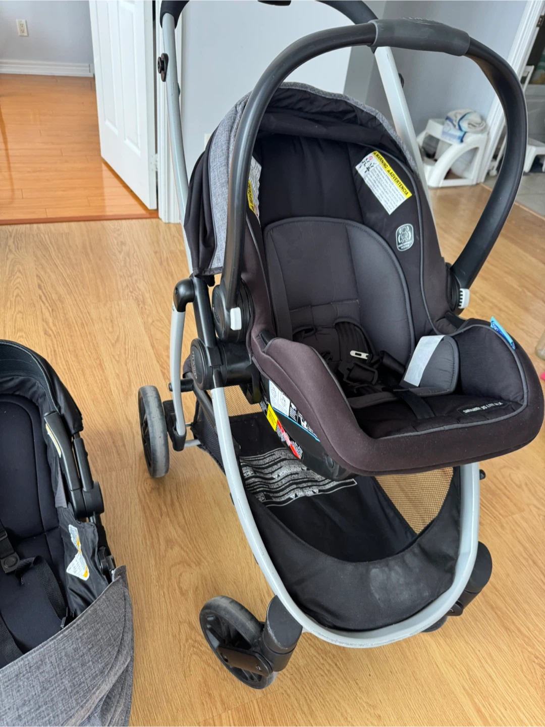 Graco stroller and car seat set- great condition. - photo 5