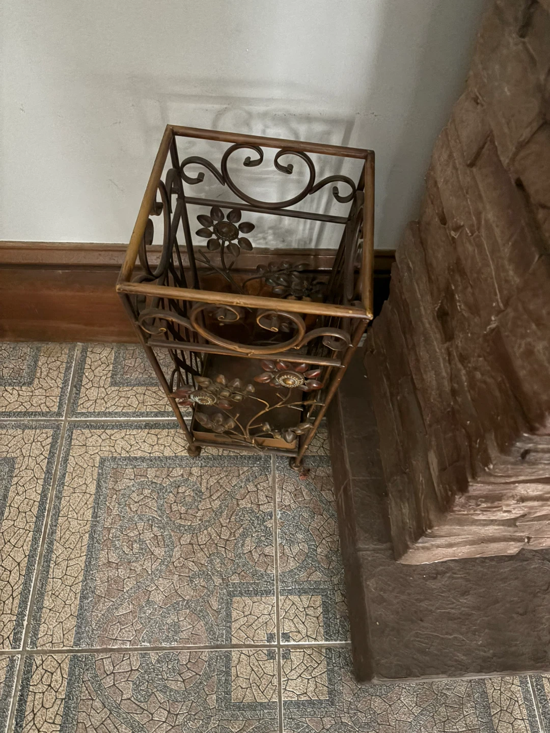 Decorative Metal Plant Stand/Umbrella Holder - photo 4