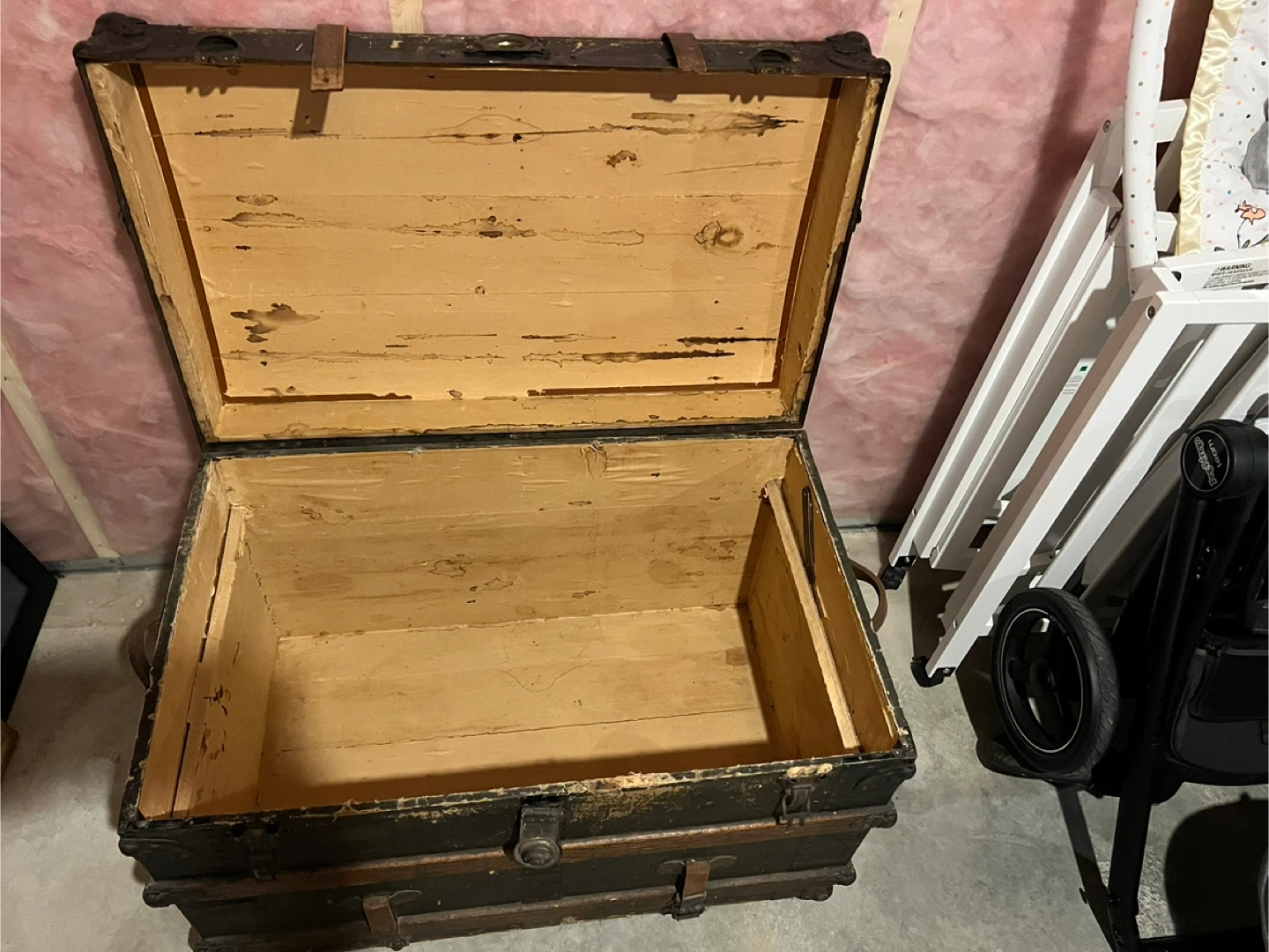 Antique Steamer Trunk - Treasure Chest Like - photo 4