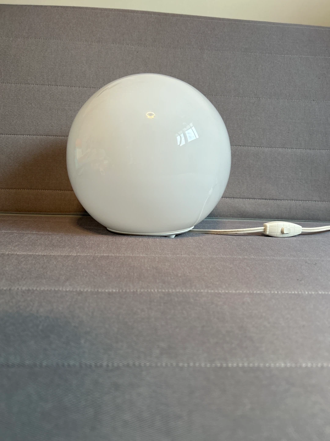 White Globe Table Lamp 🏆 - photo 2