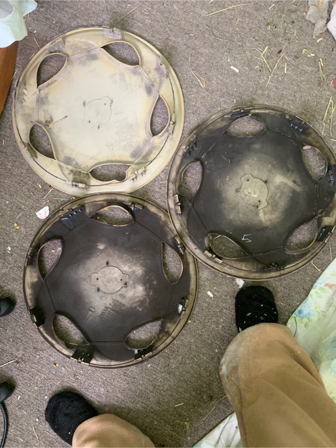 Nissan Hubcaps - Set of 3 - photo 2