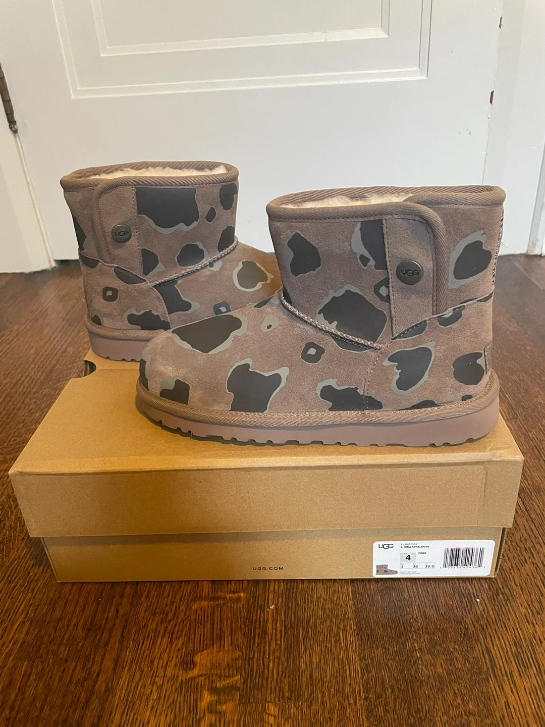 Brand new authentic UGG Boots - Kids Size 4 / Women Size 6 - photo 3