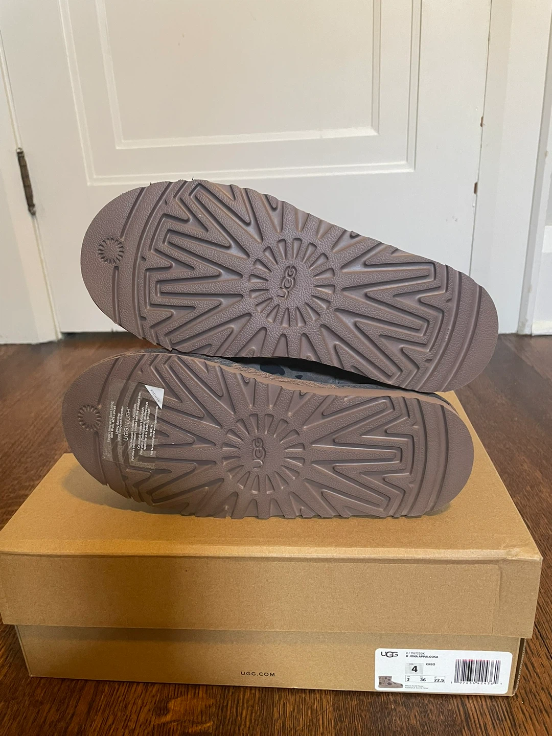 Brand new authentic UGG Boots - Kids Size 4 / Women Size 6 - photo 4