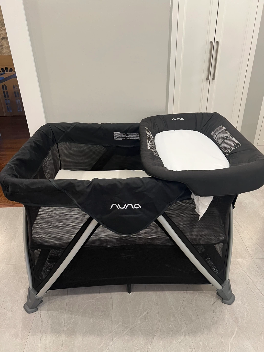 Nuna Sena Aire Travel Crib and changer- Black