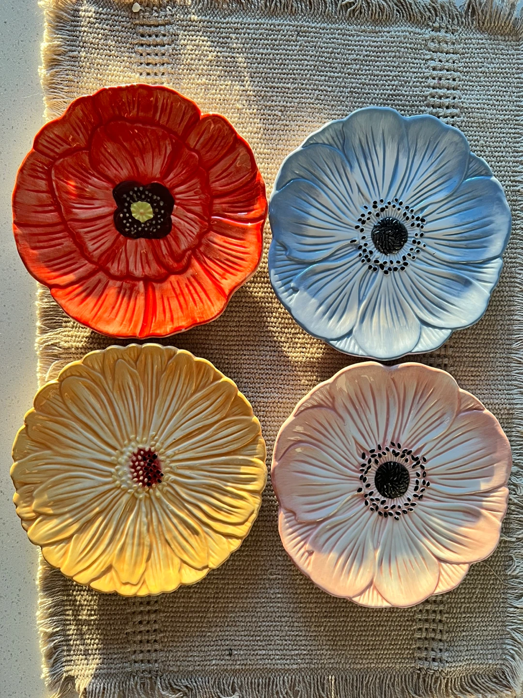 Moving sale— Set of 4 flower shaped dessert plates - photo 2