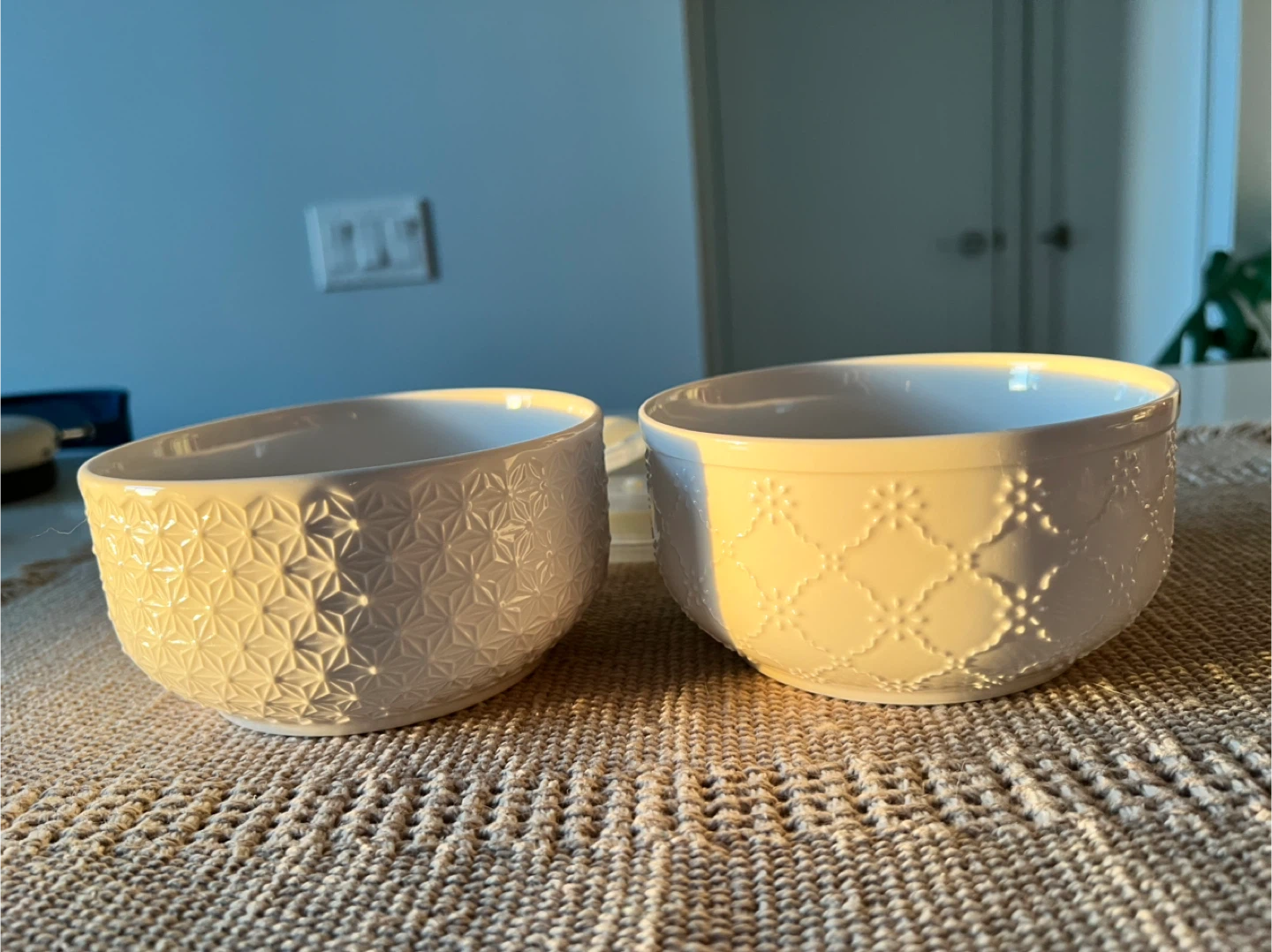 Moving sale—Set of 2 white textured ceramic bowls with lids - photo 4
