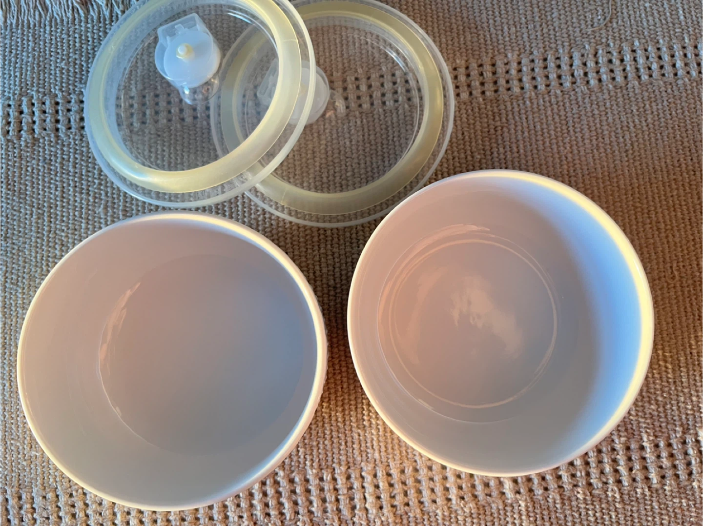 Moving sale—Set of 2 white textured ceramic bowls with lids - photo 3