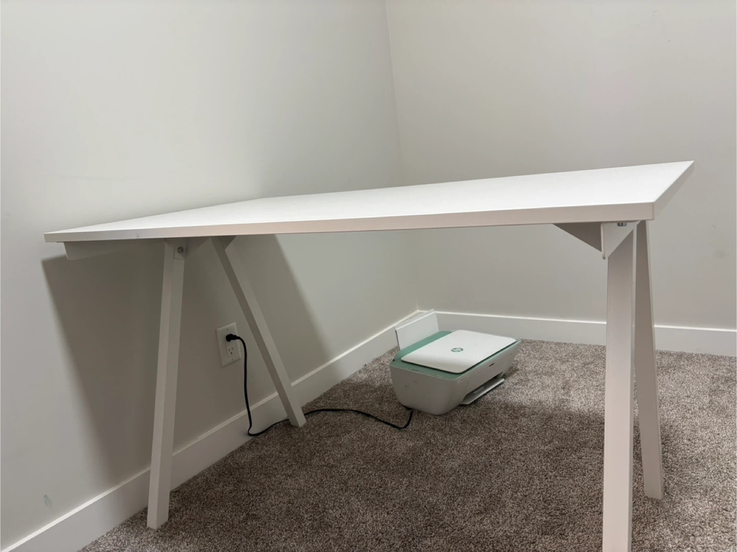 White Desk - Great Condition - photo 5
