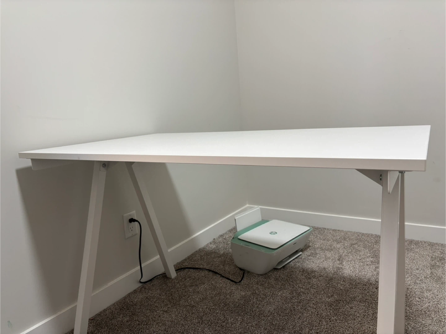 White Desk - Great Condition - photo 2