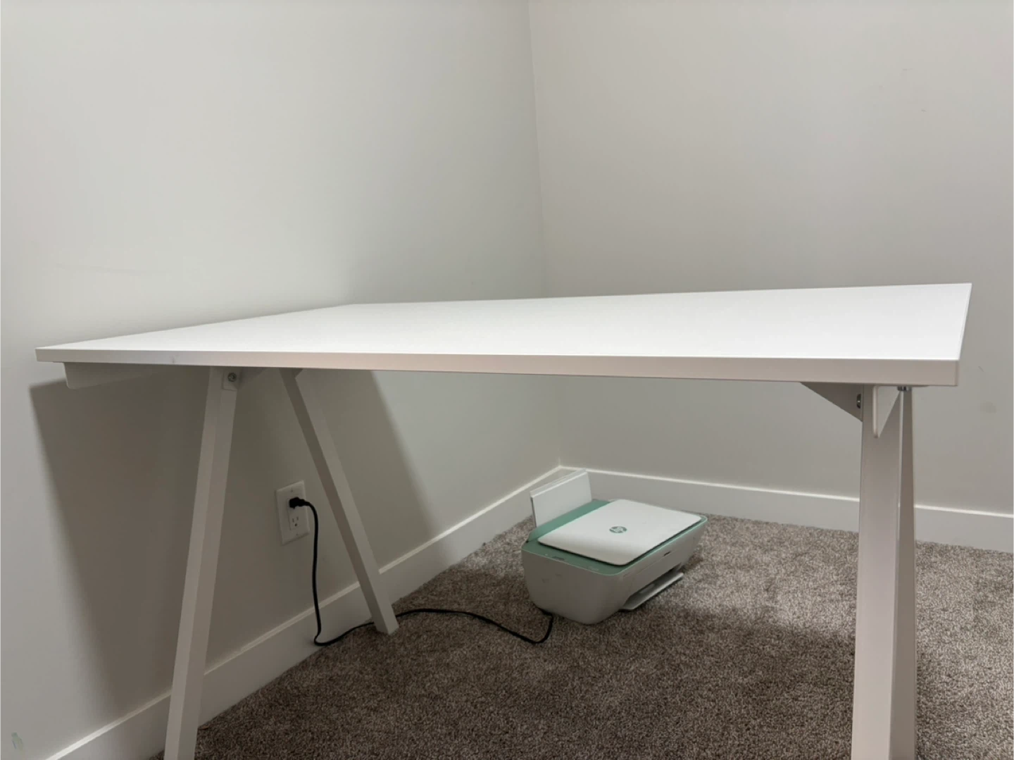 White Desk - Great Condition - photo 3