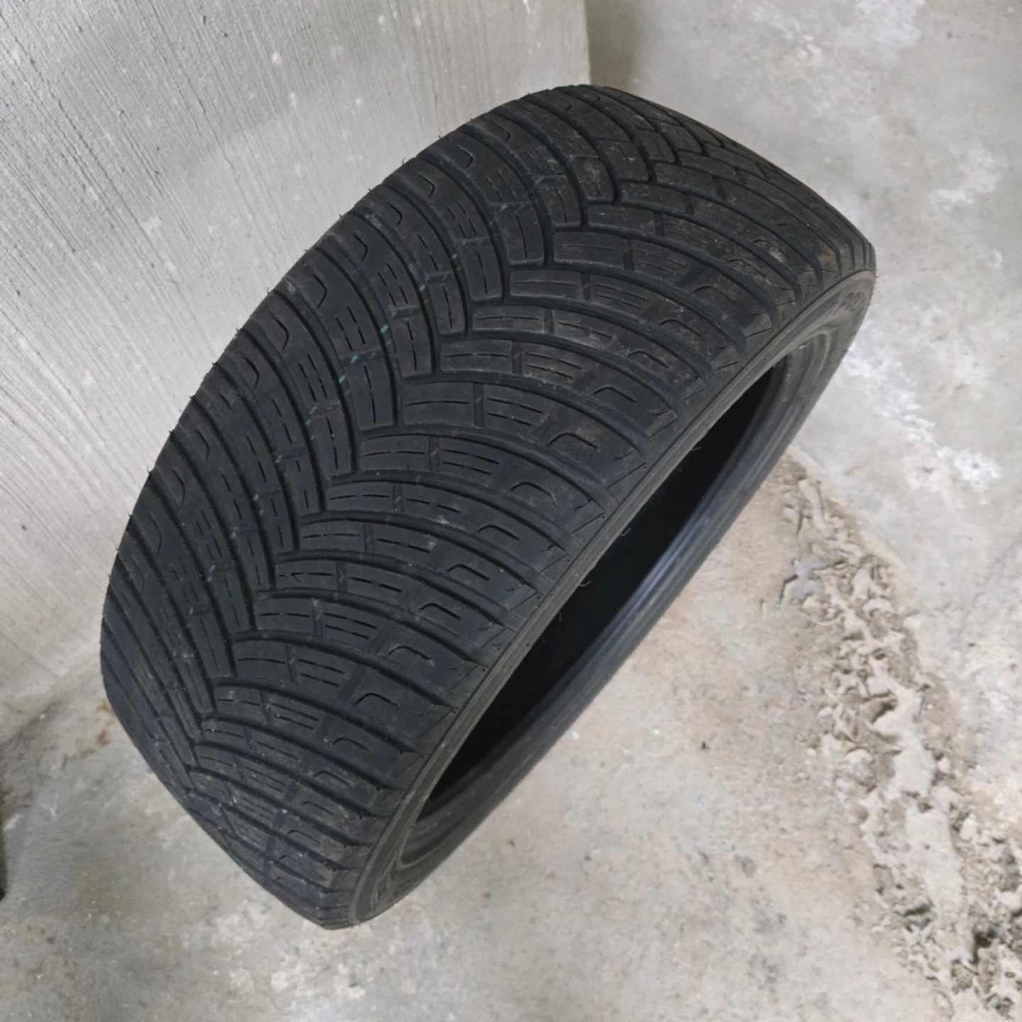 Winter Antares Gripmax Radial Tire 225/45R17 - photo 2