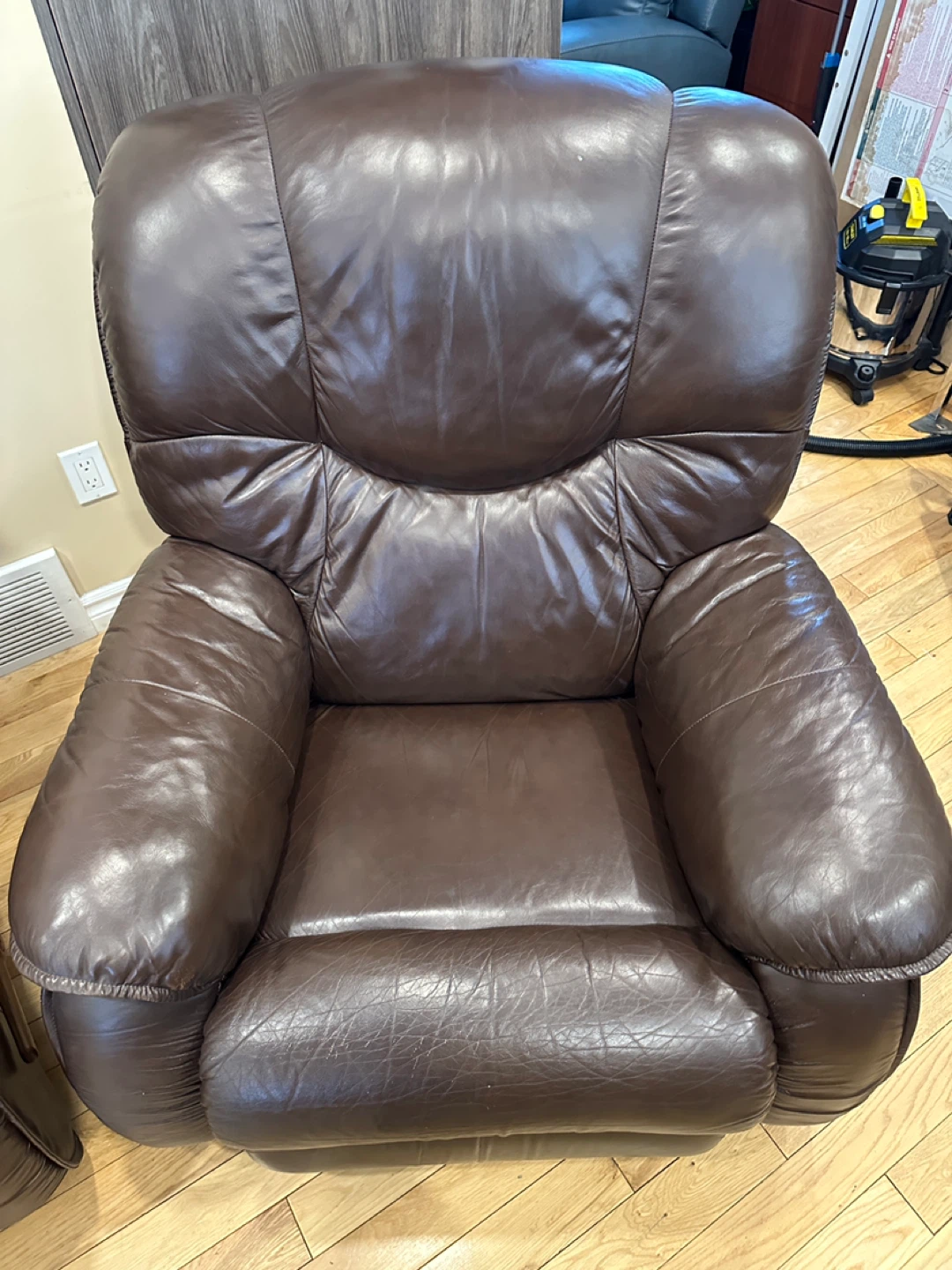 Luxurious LA-Z-BOY Leather Recliner Sofa Set  (CAN DELIVER) - photo 4