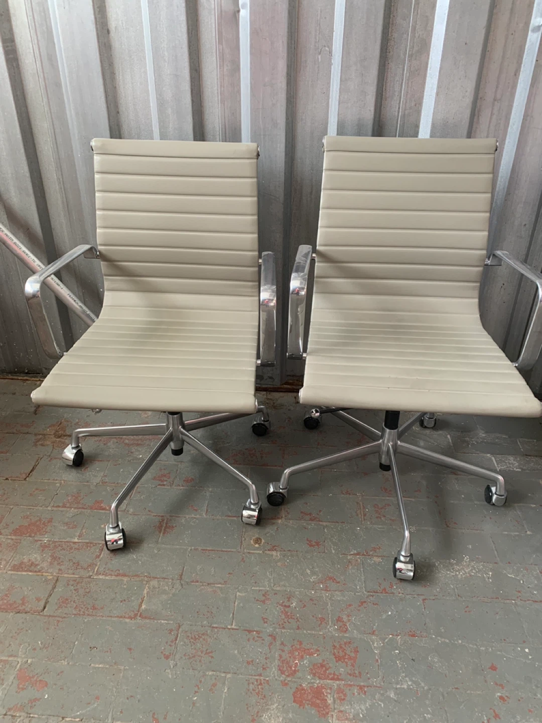 Eames Style Ribbed Office Chair - Beige