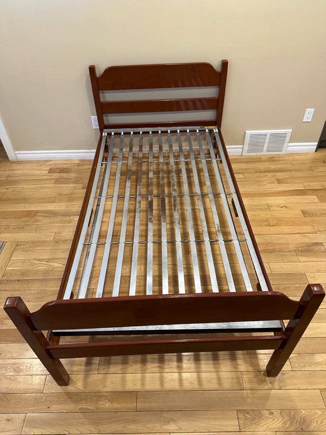Beautiful Vintage Solid Wood Twin Bed (CAN DELIVER)